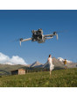 DJI Mini 5 Pro Drohne im Flug vor blauem Himmel