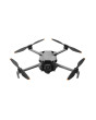 DJI Mini 5 Pro Drohne in der Vorderansicht im Flugmodus