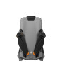DJI Mini 5 Pro Drohne von der Rückseite mit sichtbaren Sensoren und Propellern