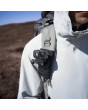 DJI Osmo Nano 128GB mit Magnetclip am Outdoor-Rucksack befestigt