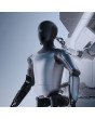 MagicBot Gen1 humanoider Roboter im industriellen Einsatz mit mechanischem Montagearm im Hintergrund