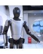 Zwei humanoide Roboter MagicBot arbeiten zusammen an einem Fertigungsarbeitsplatz