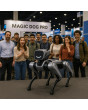 MagicDog Pro Roboter-Hund mit einer Gruppe lachender, vielfältiger Studenten in Innenräumen