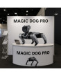 MagicDog Pro Roboter-Hund präsentiert an einem Messestand mit Werbebanner und Laptop