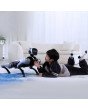 Kind spielt mit dem MagicDog Roboterhund im Wohnzimmer – interaktives Lernerlebnis für Kinder im Innenbereich