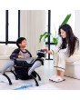 Lächelndes Kind interagiert mit MagicDog EDU Roboterhund, während die Mutter zusieht