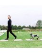 MagicDog EDU KI-Roboterhund folgt einem Mann im Freien