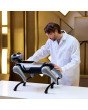 Wissenschaftler untersucht MagicDog EDU KI-Roboterhund auf Labortisch