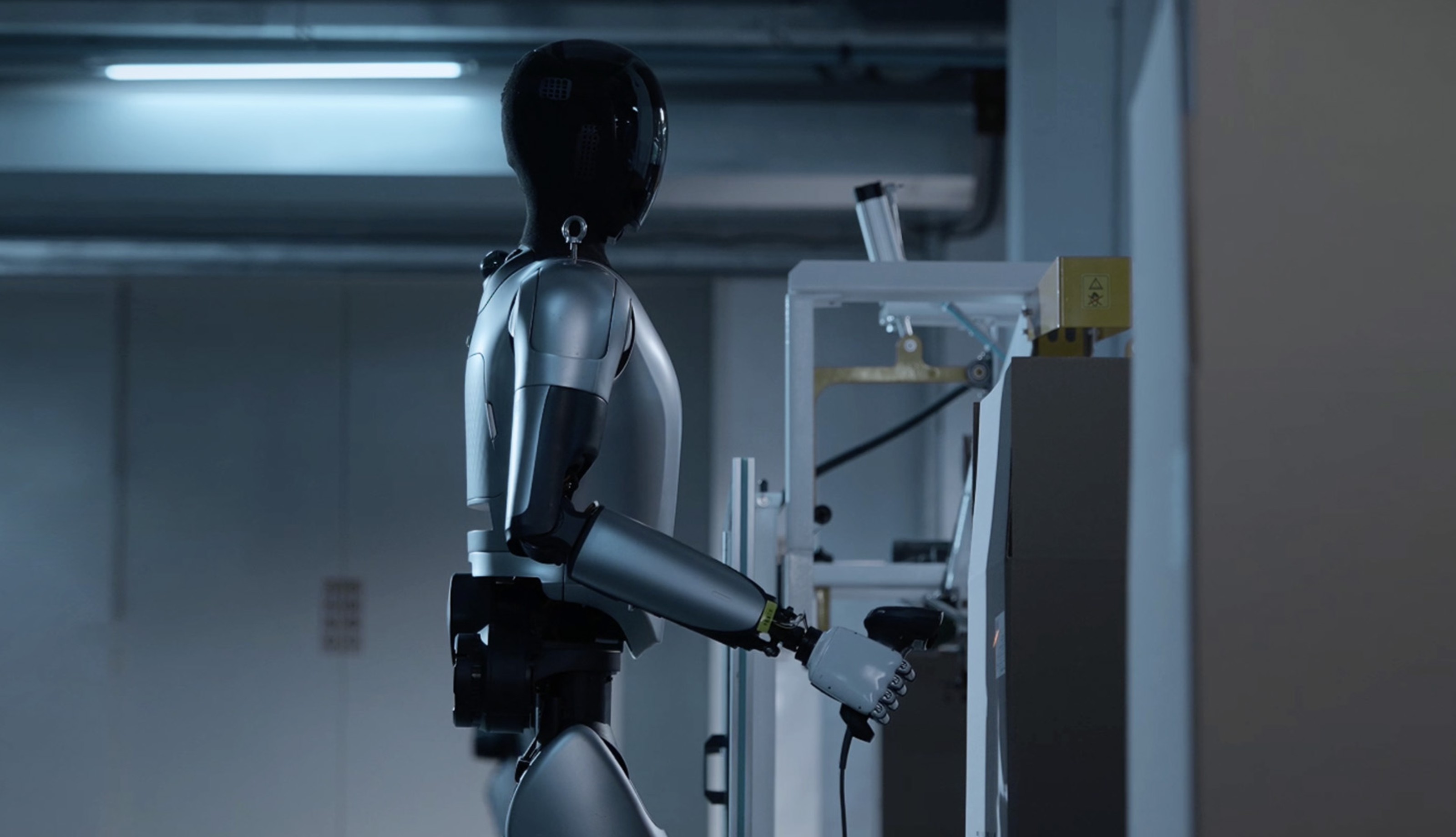 MagicBot humanoider Roboter bei industrieller Anwendung – Bedienung einer Produktionsmaschine in Halle
