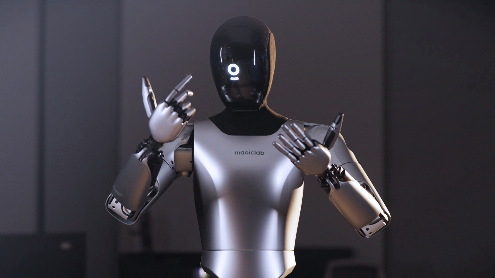 MagicBot humanoider Roboter mit leuchtendem Display zeigt komplexe Handgesten in dunkler Umgebung