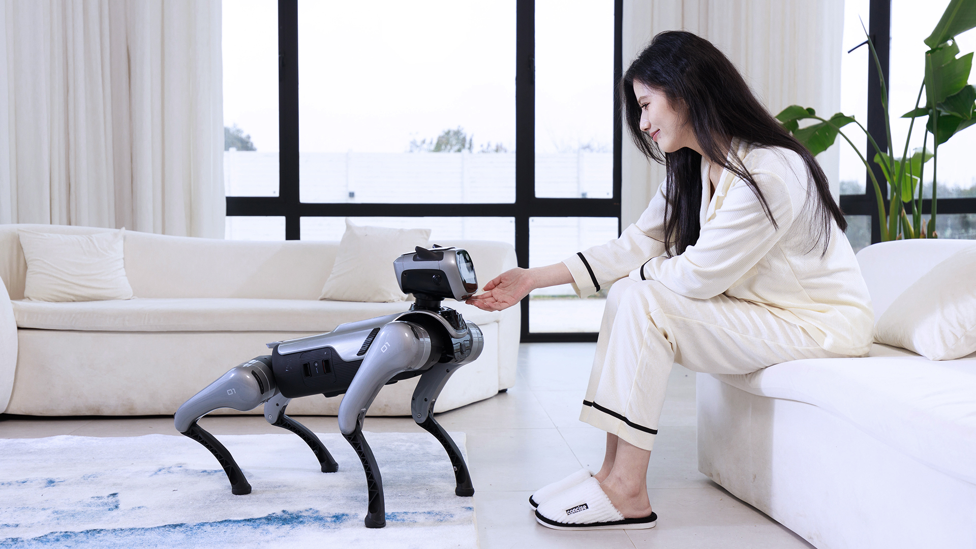 Frau streichelt den MagicDog EDU Roboterhund im Wohnzimmer – intelligenter Begleiter für Erwachsene im modernen Zuhause