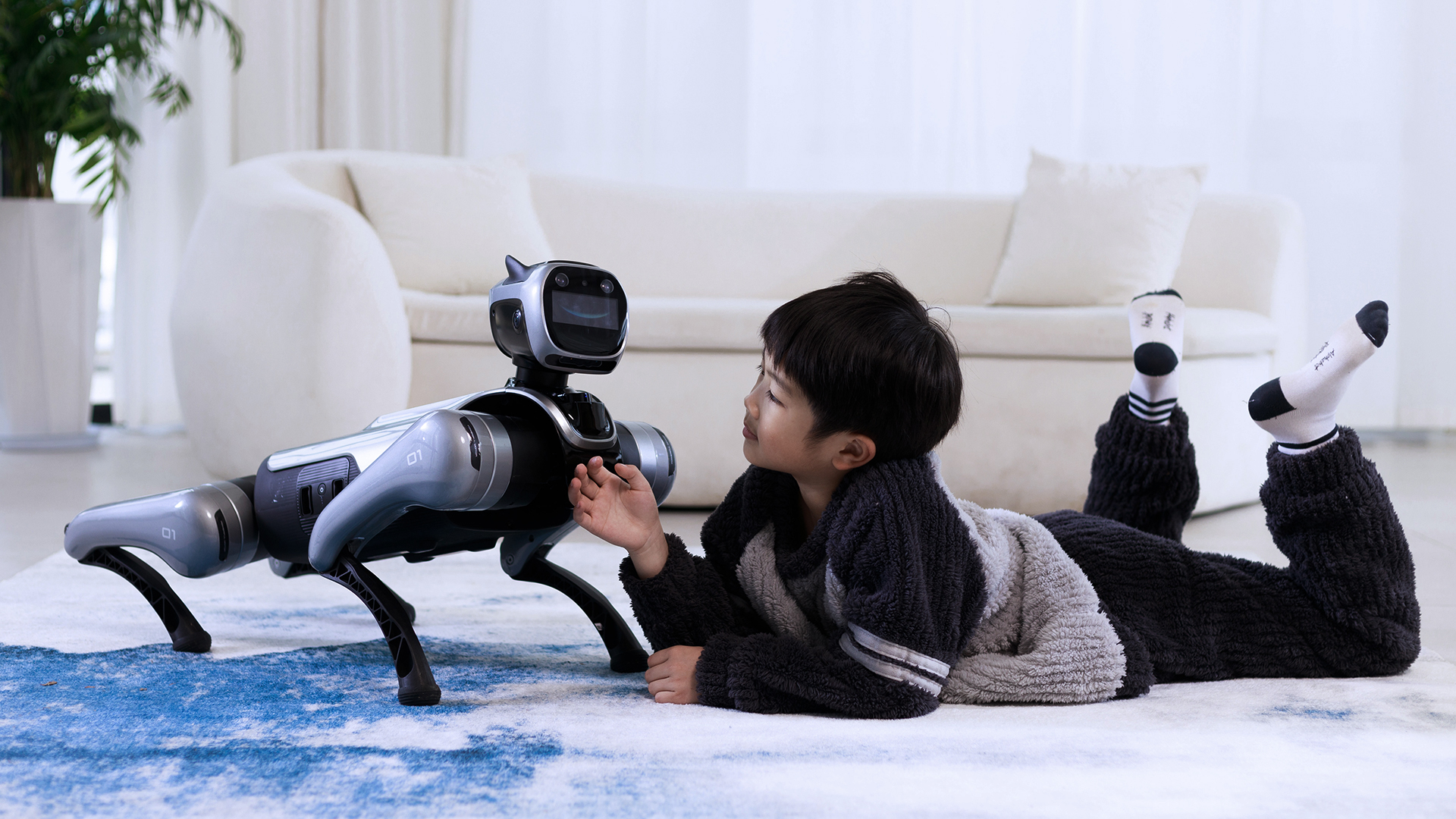 Kind interagiert spielerisch mit dem MagicDog EDU Roboterhund im Wohnzimmer – sicherer, interaktiver Begleiter für Kinder und familienfreundliche Haushalte