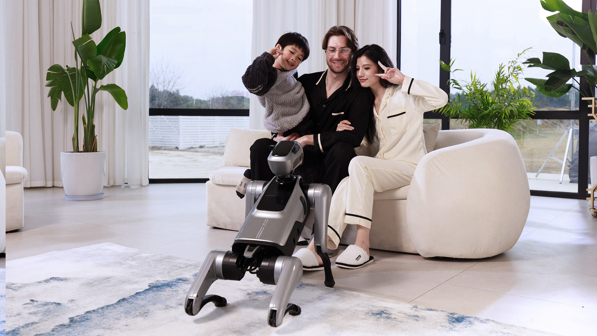 Familie mit dem MagicDog EDU Roboterhund im Wohnzimmer – smarter Haushaltsbegleiter für Eltern und Kinder