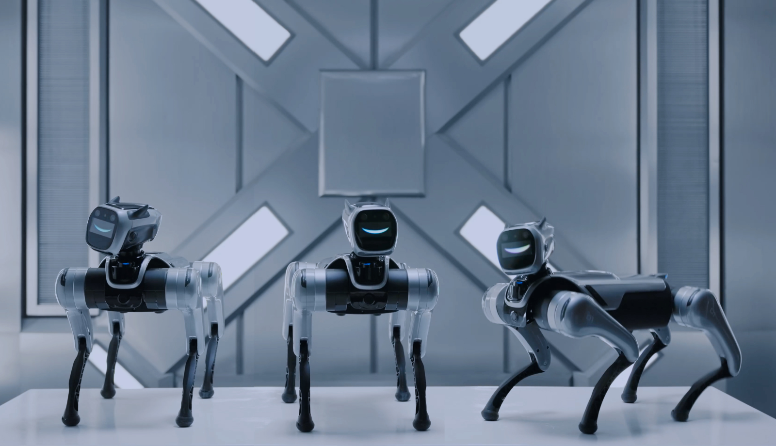 Drei MagicDog Pro Roboterhunde mit KI-Technologie in einer futuristischen Hightech-Laborumgebung